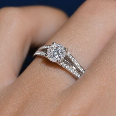 Solitaire en or blanc certifié, entourage diamants