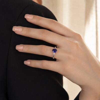 Bague en or blanc et saphir