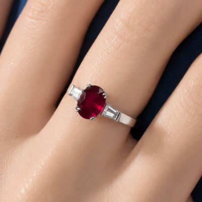 Bague en or blanc, rubis et diamants
