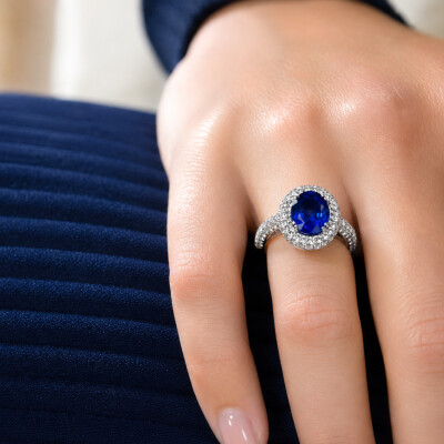 Bague en or blanc, saphir et diamants
