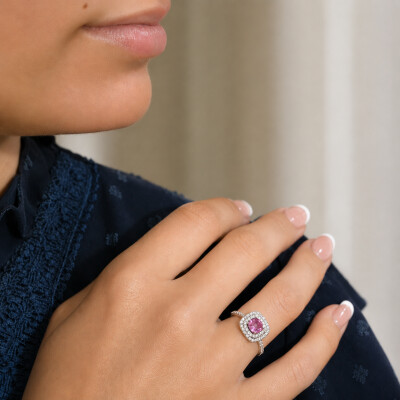 Bague en or blanc, saphir rose rond et diamants