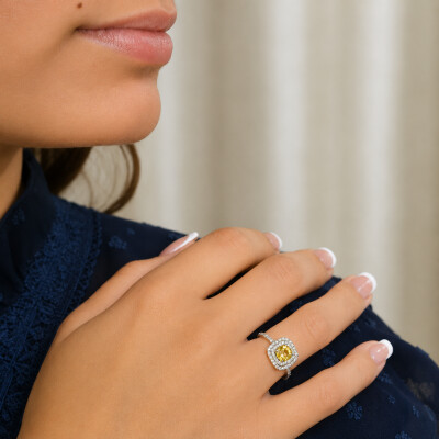 Bague en or blanc, saphir jaune et diamants