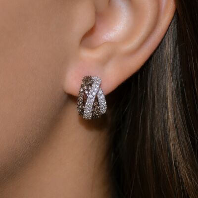 Boucles d'oreilles en or blanc, pavage diamants et diamants bruns
