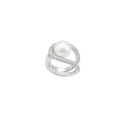 Bague en or blanc, perle de culture des mers du Sud et pavage diamants