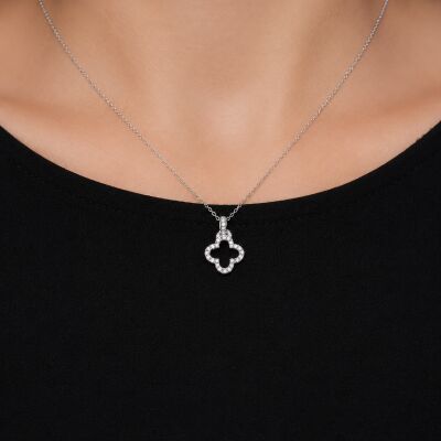 Collier motif trèfles en or blanc, pavage diamants sur chaîne