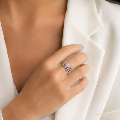 Bague en or blanc, saphirs multicolores et diamants