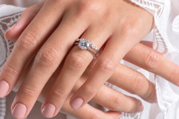 Sélection de bagues de fiançailles en or 18 carats et en diamant