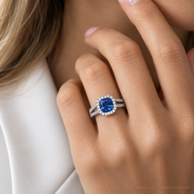 Bague 1897 en or blanc, saphir bleu et entourage diamants