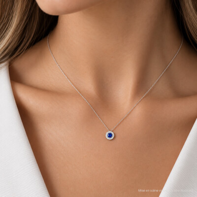 Collier 1897 en or blanc, saphir bleu et entourage diamants