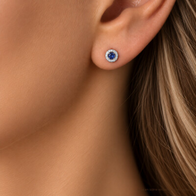 Boucles d'oreilles 1897 en or blanc, saphirs bleus et entourage diamants