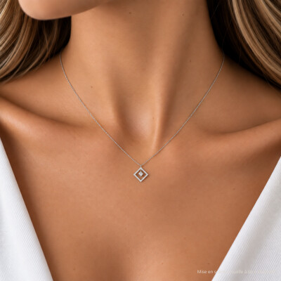 Collier SoHo en or blanc, diamant taille princesse et entourage diamants