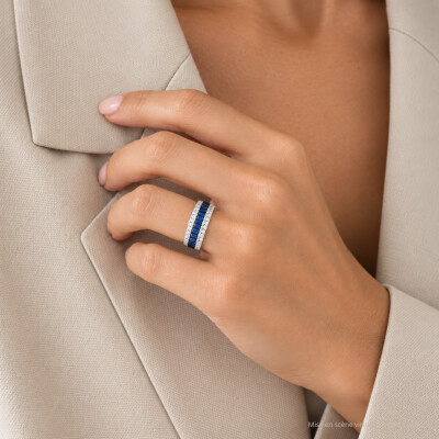 Bague Art Déco en or blanc, saphirs bleus et diamants