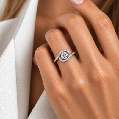 Bague 1897 en or blanc, diamant certifié et entourage diamants