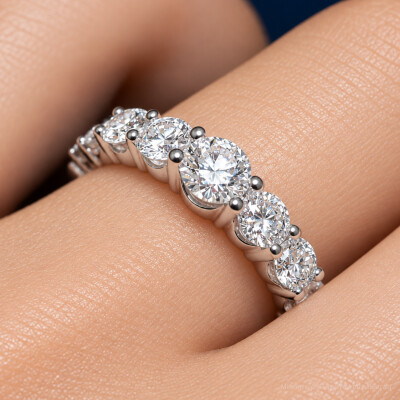 Alliance en or blanc et diamants