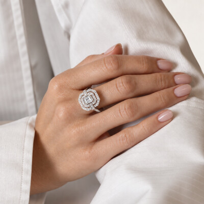 Bague Art Déco en or blanc diamant certifié et entourage diamants