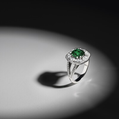 Bague B&F My Haute Joaillerie Charlotte, or blanc, diamants et émeraude