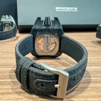 Montre SPACEONE CARBON Jumping Hour Brown.