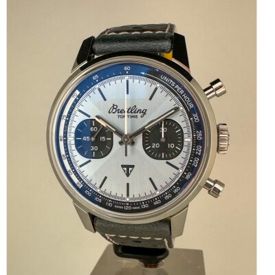 Montre Breitling Top time B01 Triumph.