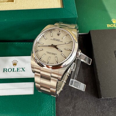 Montre Rolex Oyster Perpetual 39 114300.