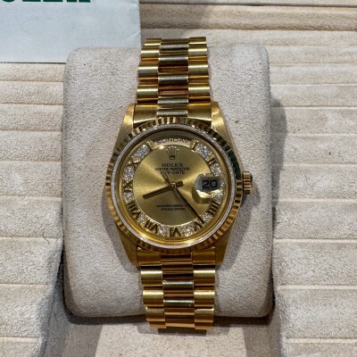 Montre Rolex Day Date 18238 Myriad Diamonds.