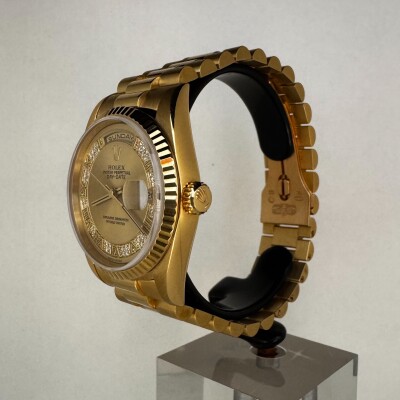 Montre Rolex Day Date 18238 Myriad Diamonds.