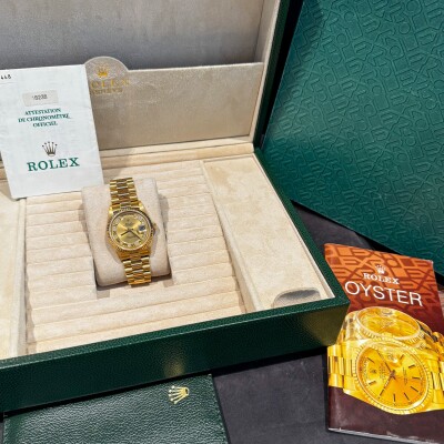Montre Rolex Day Date 18238 Myriad Diamonds.
