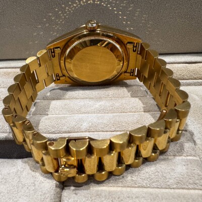 Montre Rolex Day Date 18238 Myriad Diamonds.
