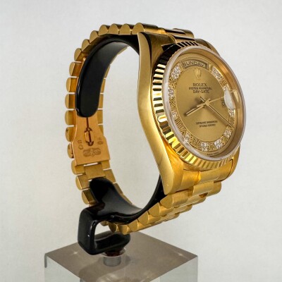 Montre Rolex Day Date 18238 Myriad Diamonds.