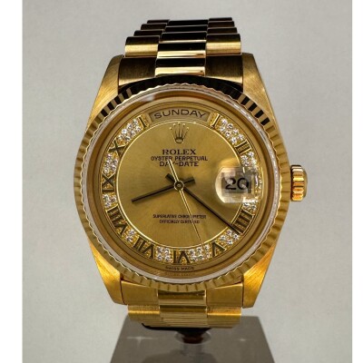 Montre Rolex Day Date 18238 Myriad Diamonds.