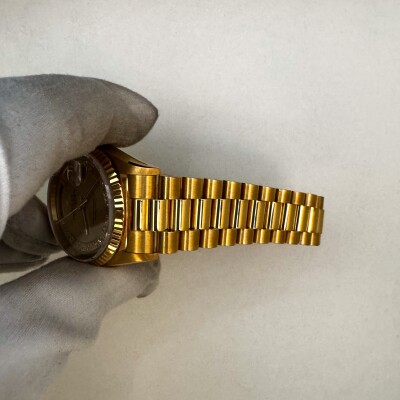 Montre Rolex Day Date 18238 Myriad Diamonds.