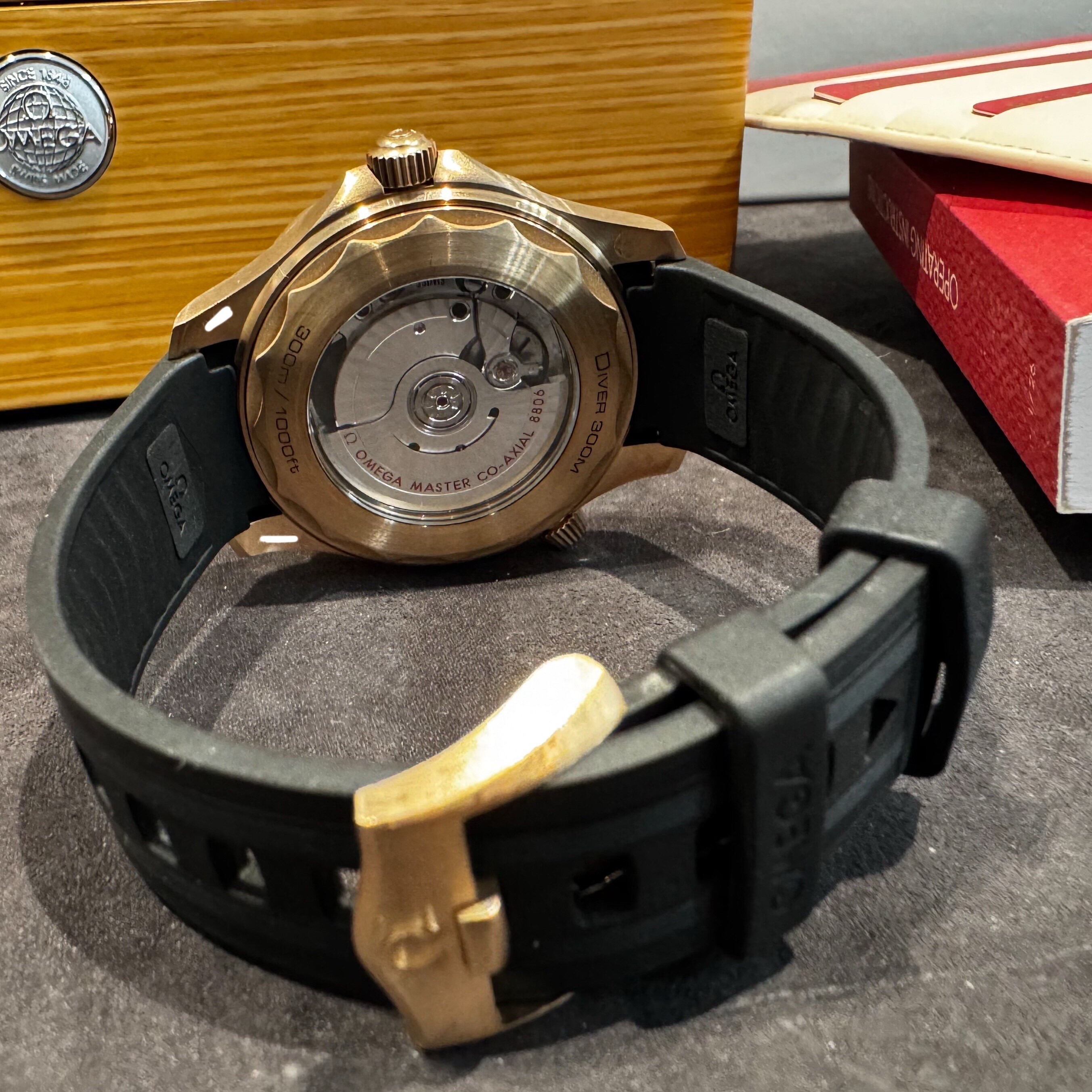 Montre Omega Seamaster Diver 300 Bronze Gold. vue 7