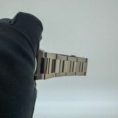Montre Girard-Perregaux Laureato 81010.