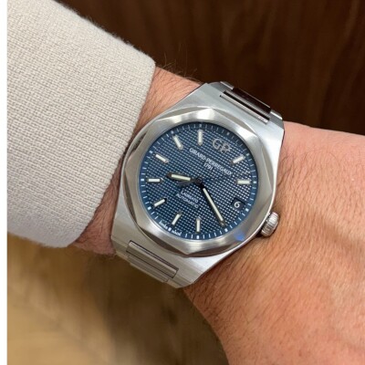 Montre Girard-Perregaux Laureato 81010.