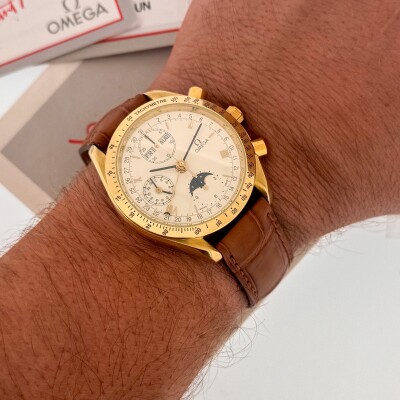 Montre Omega Speedmaster Moonphase Or jaune.