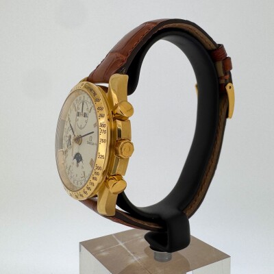 Montre Omega Speedmaster Moonphase Or jaune.