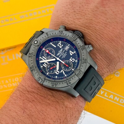 Montre Breitling AVENGER Skyland Chrono Ltd Edition M13380.