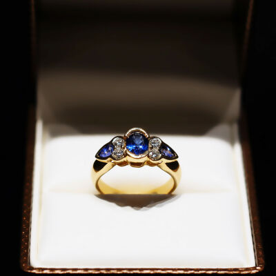 Bague en or jaune, saphirs et diamants