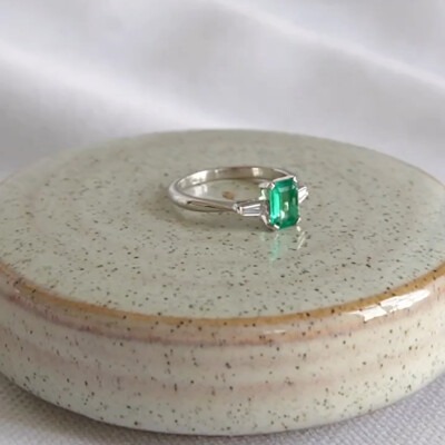 Bague en or blanc palladié, émeraude et diamants