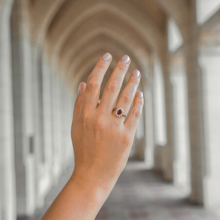 Bague en or blanc, rubis taille ovale et diamants taille baguette