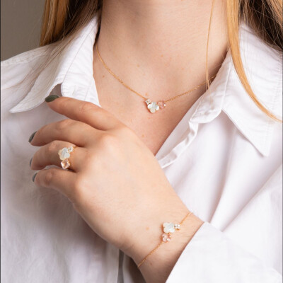 Collier Morganne Bello Bouquet en or jaune, nacre blanche, quartz rose et diamants