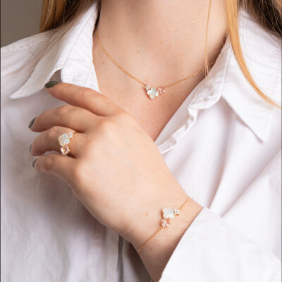 Bague Morganne Bello Bouquet en or jaune, nacre blanche, quartz rose et diamants