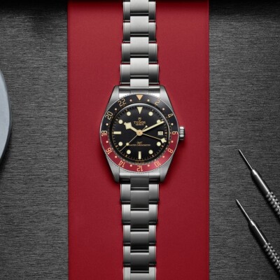Montre TUDOR Black Bay 58 GMT, boîtier en acier, 39 mm, lunette noire et bordeaux