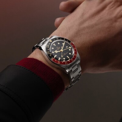 Montre TUDOR Black Bay 58 GMT, boîtier en acier, 39 mm, lunette noire et bordeaux