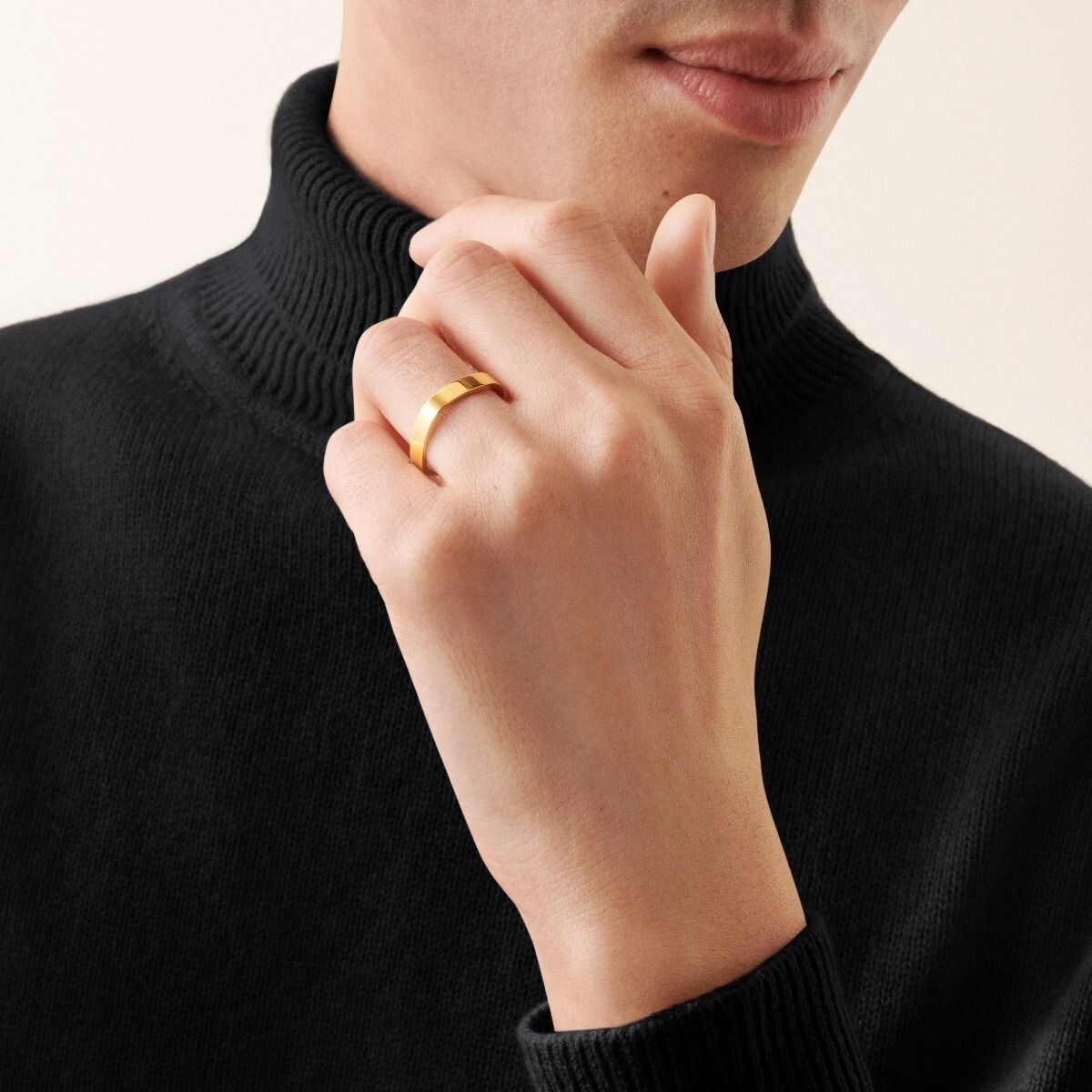 Alliance dinh van carrée en or jaune vue 6