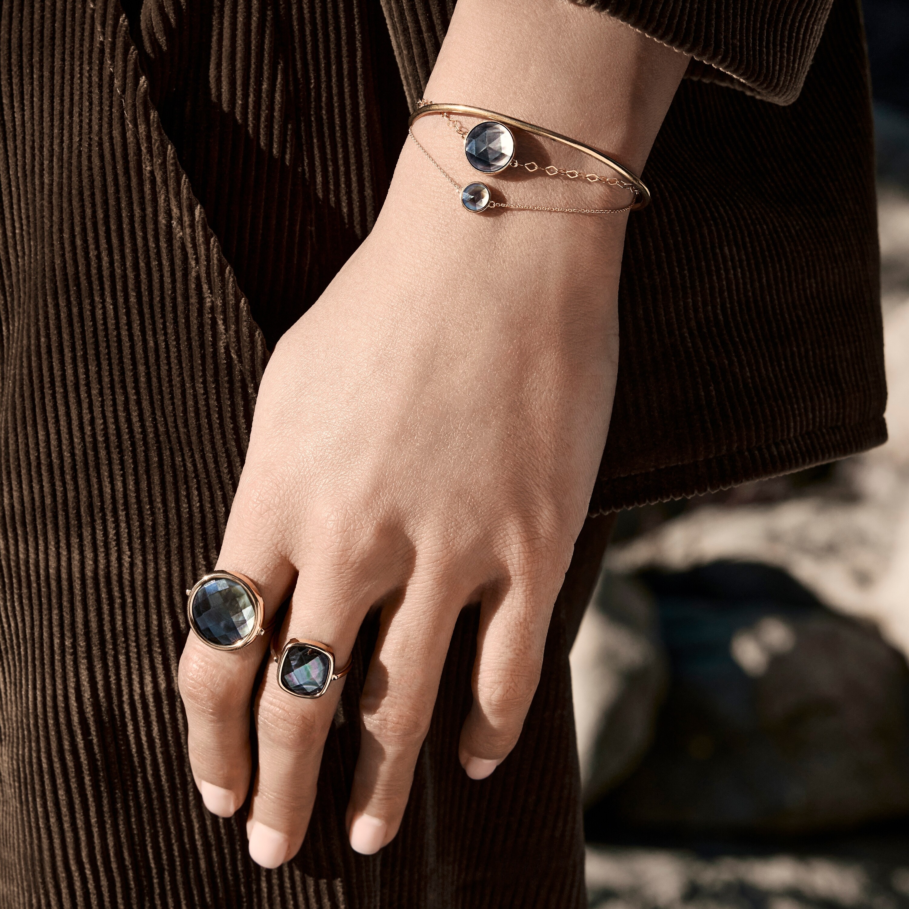 Bague Ginette NY ANTIQUE RING en or rose et nacre noire vue 3