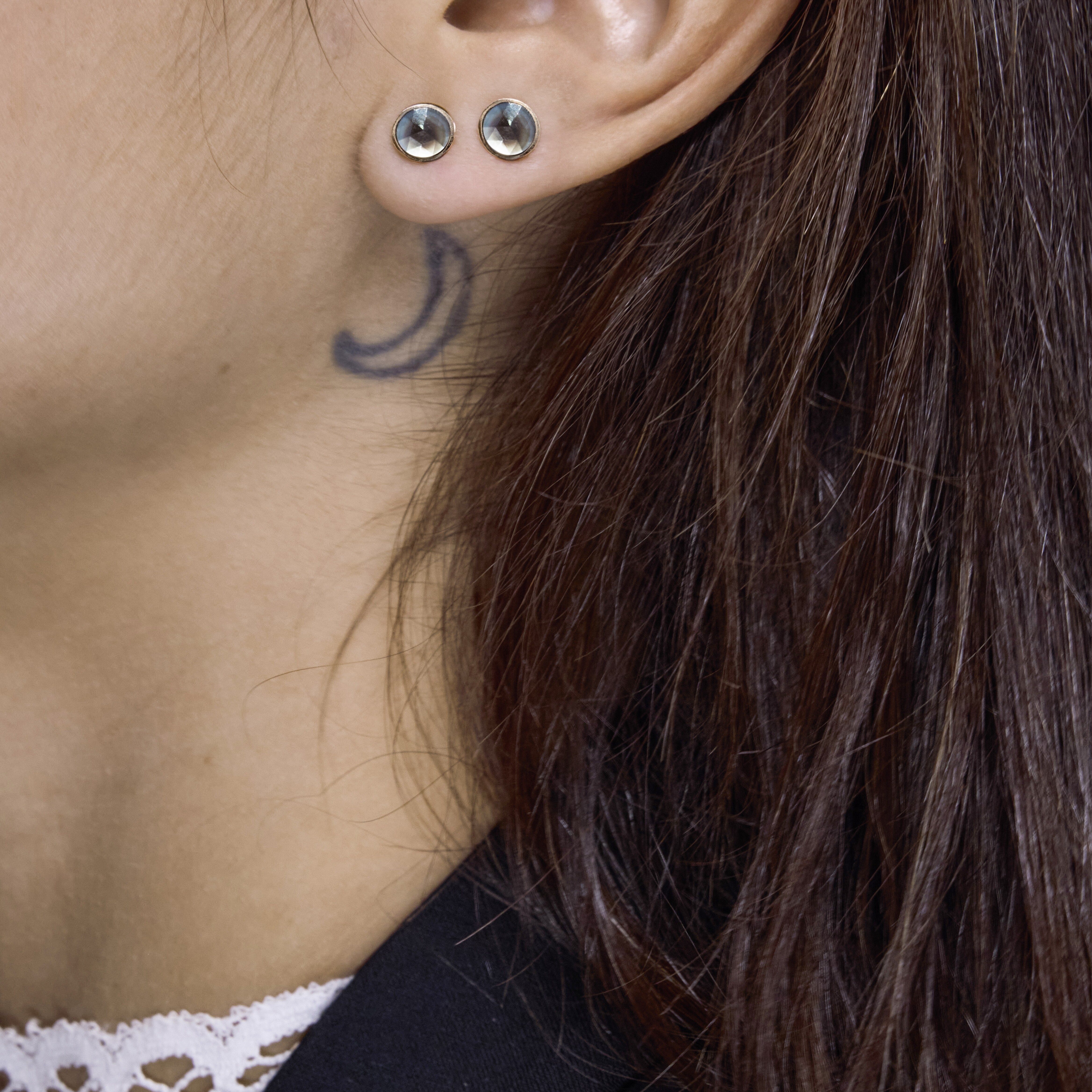 Boucles d'oreilles Ginette NY EVER en or rose et nacre noire vue 3