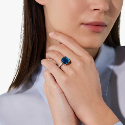 Bague Pomellato Nudo Maxi en or rose, or blanc, diamants et topaze Blue London