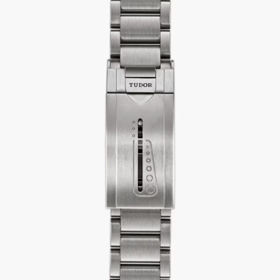 Montre TUDOR Pelagos lhd disque noir mat en céramique, bracelet en titane
