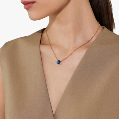 Pendentif avec chaîne Pomellato Nudo en or rose et topaze Blue London