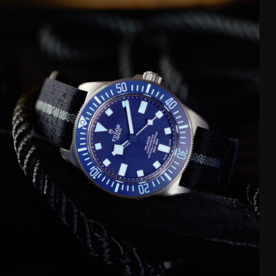 Montre TUDOR Pelagos FXD lunette tournante bidirectionnelle, bracelet en tissu bleu marine